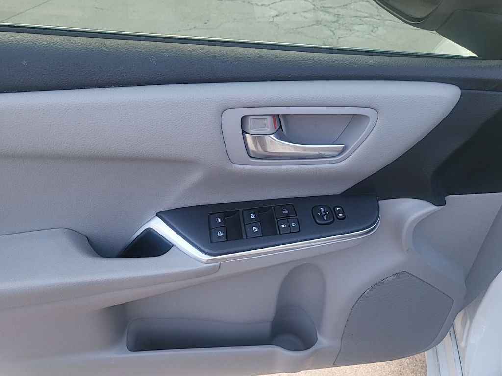 2016 Toyota Camry Image 7