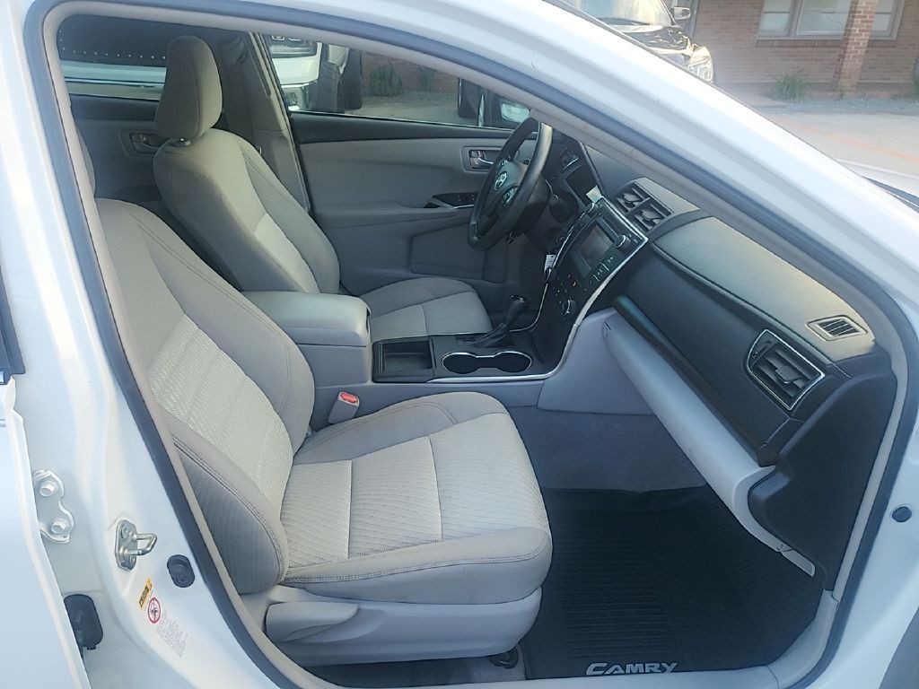 2016 Toyota Camry Image 15