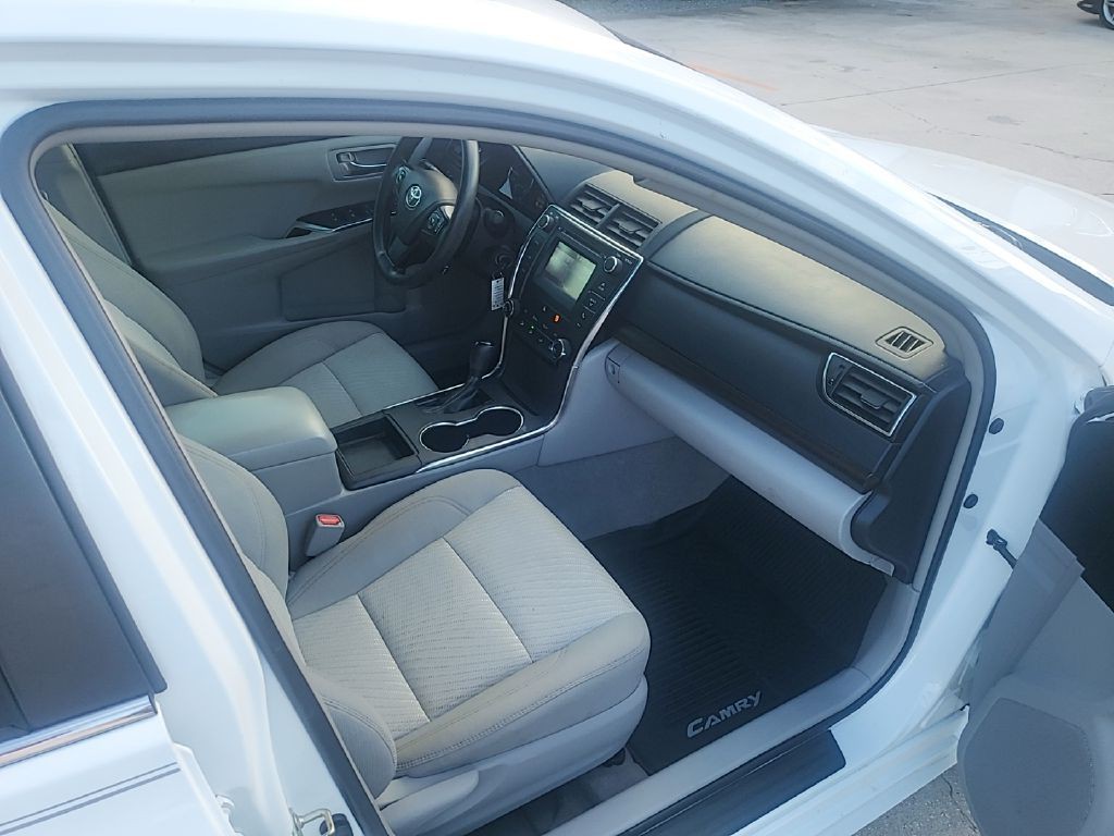 2016 Toyota Camry Image 16