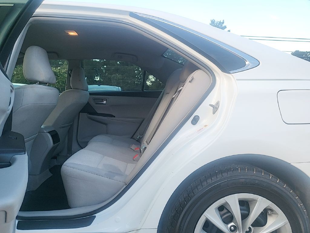 2016 Toyota Camry Image 17