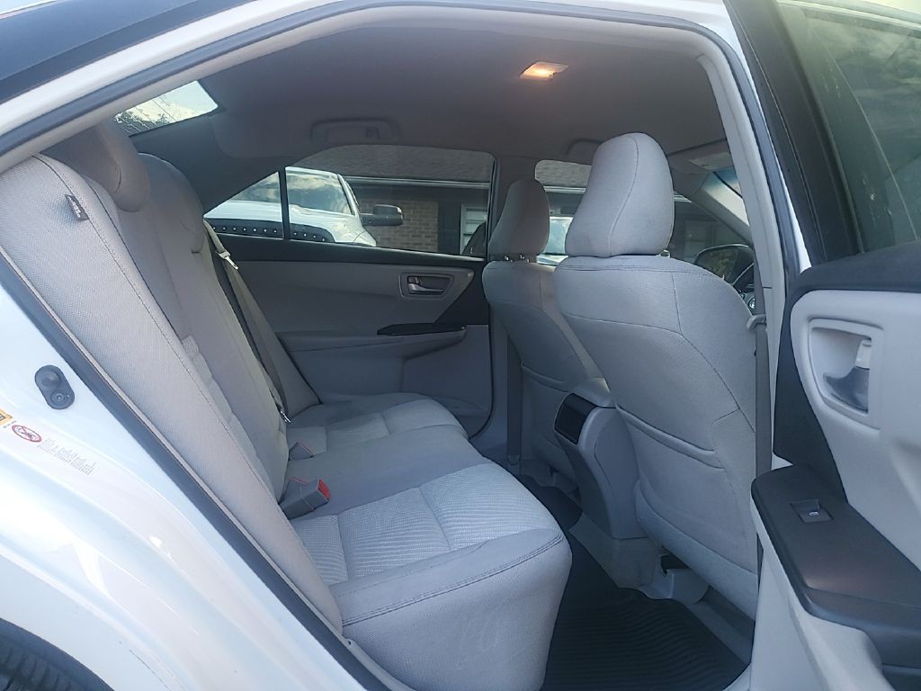 2016 Toyota Camry Image 18