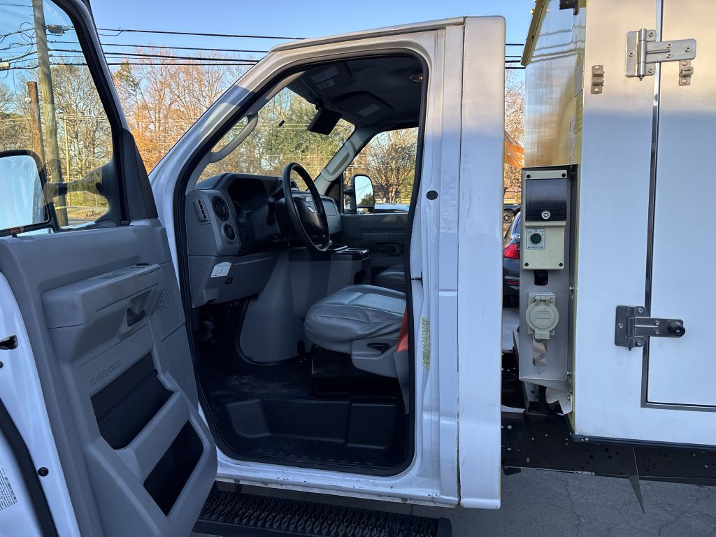 2017 Ford Econoline Image 7