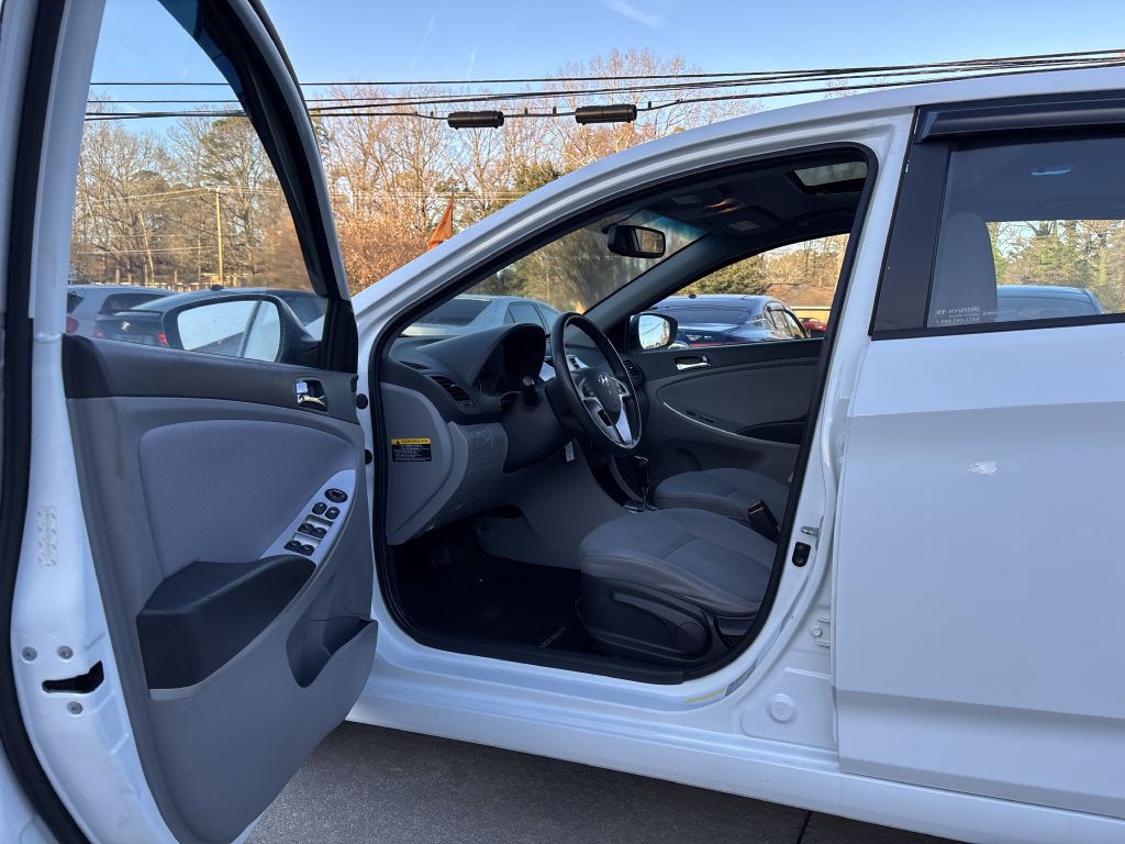 2013 Hyundai Accent Image 7