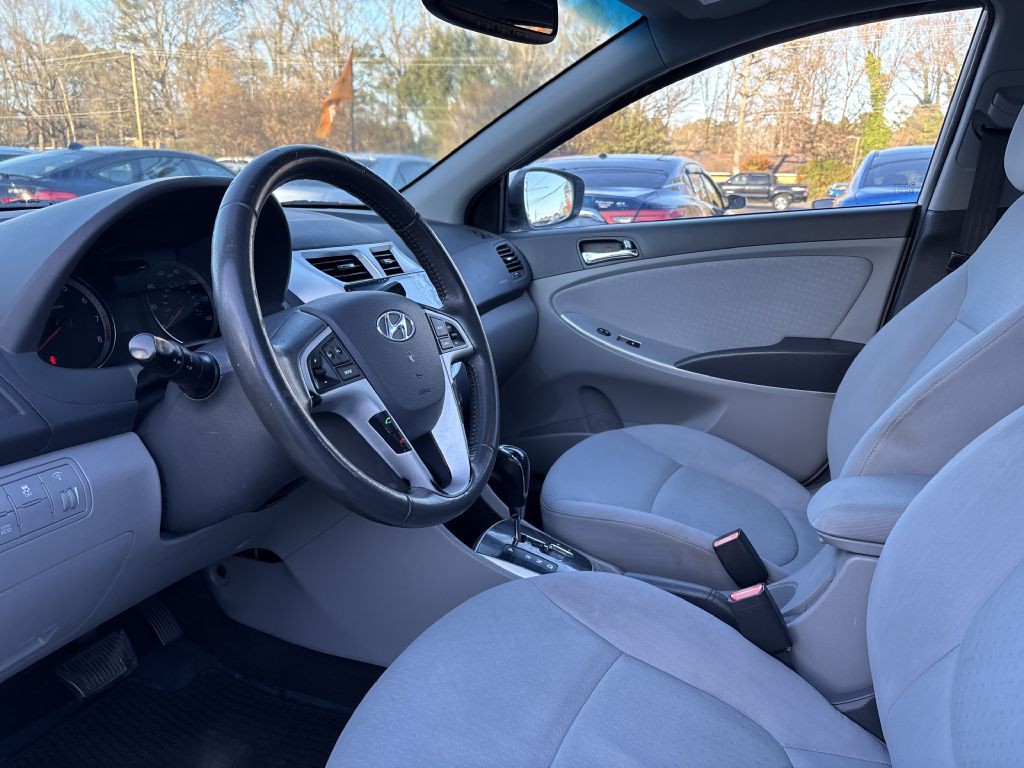 2013 Hyundai Accent Image 9