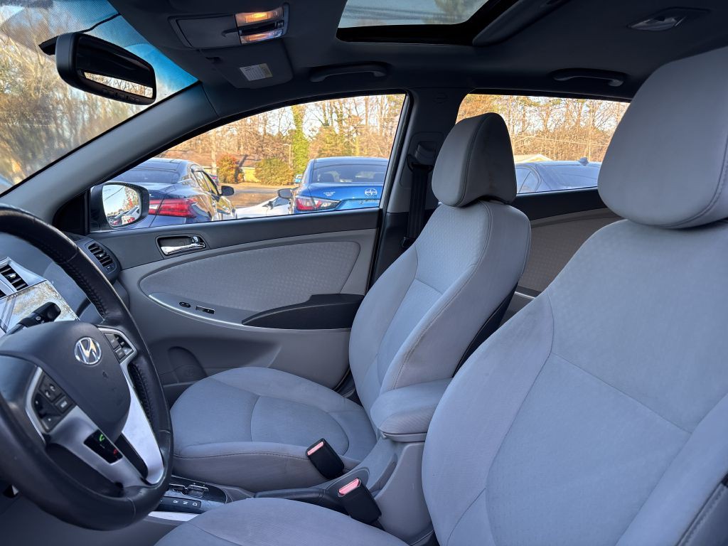 2013 Hyundai Accent Image 10