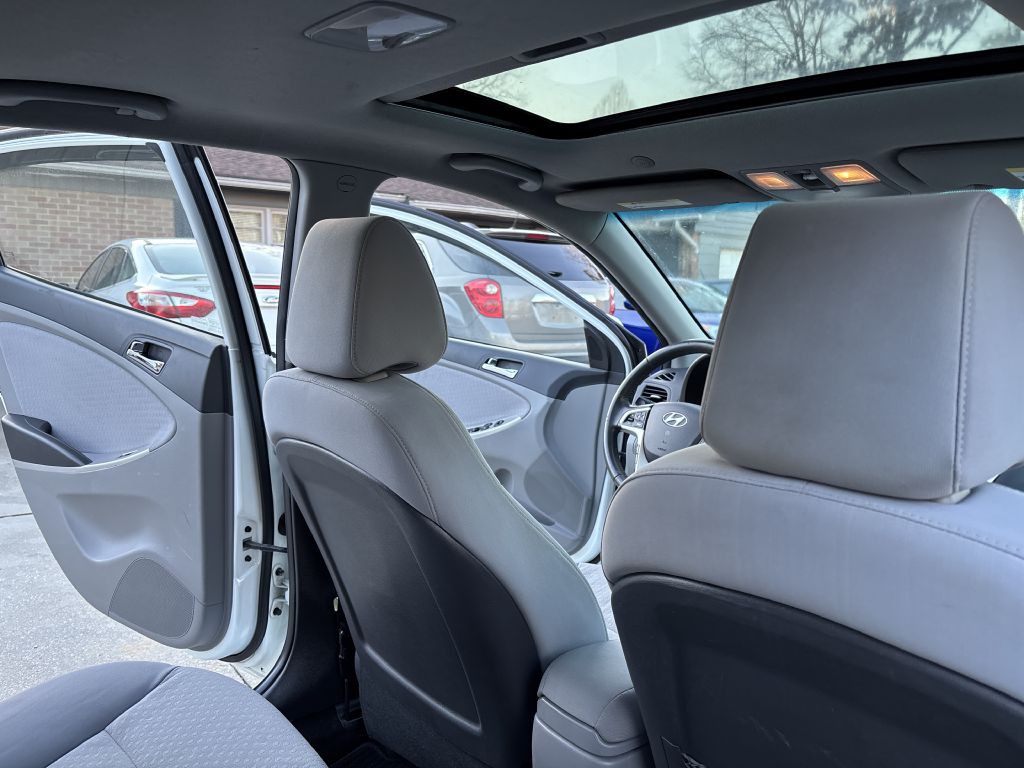 2013 Hyundai Accent Image 12