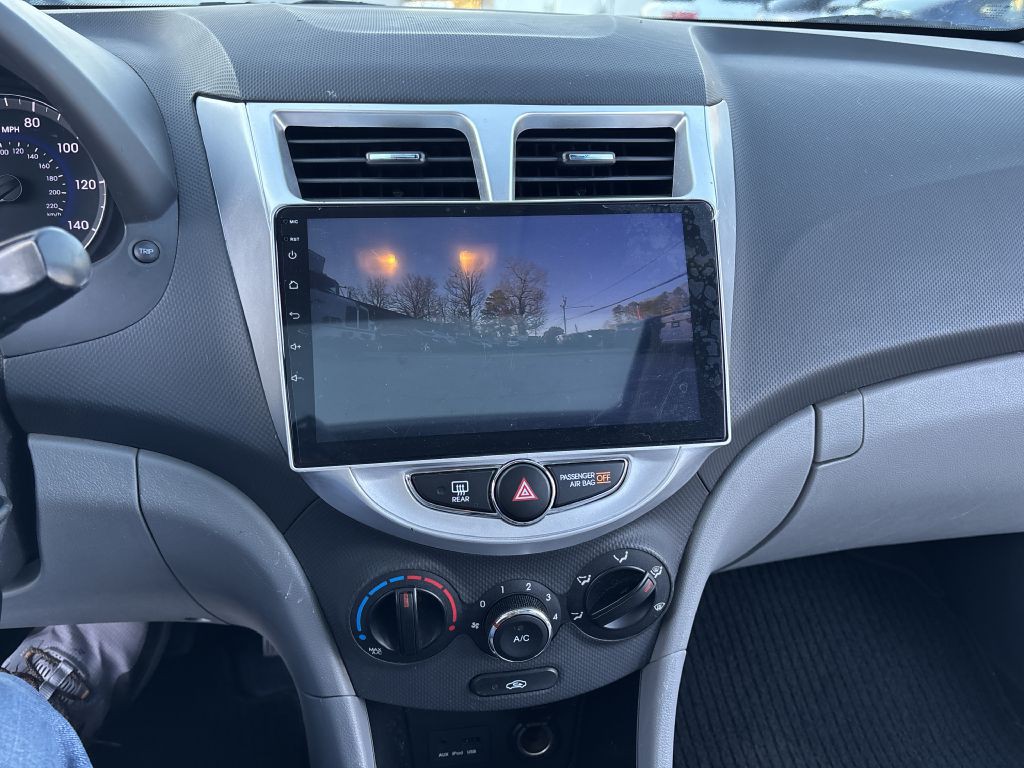 2013 Hyundai Accent Image 13