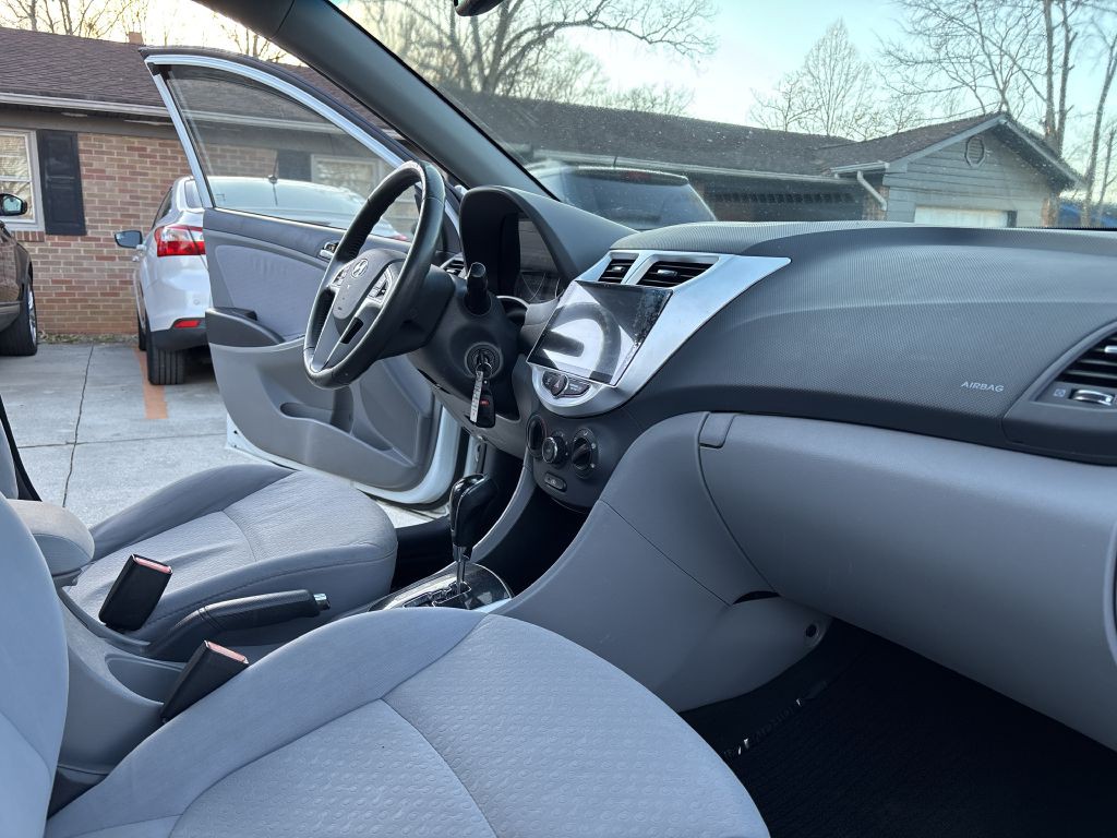 2013 Hyundai Accent Image 16