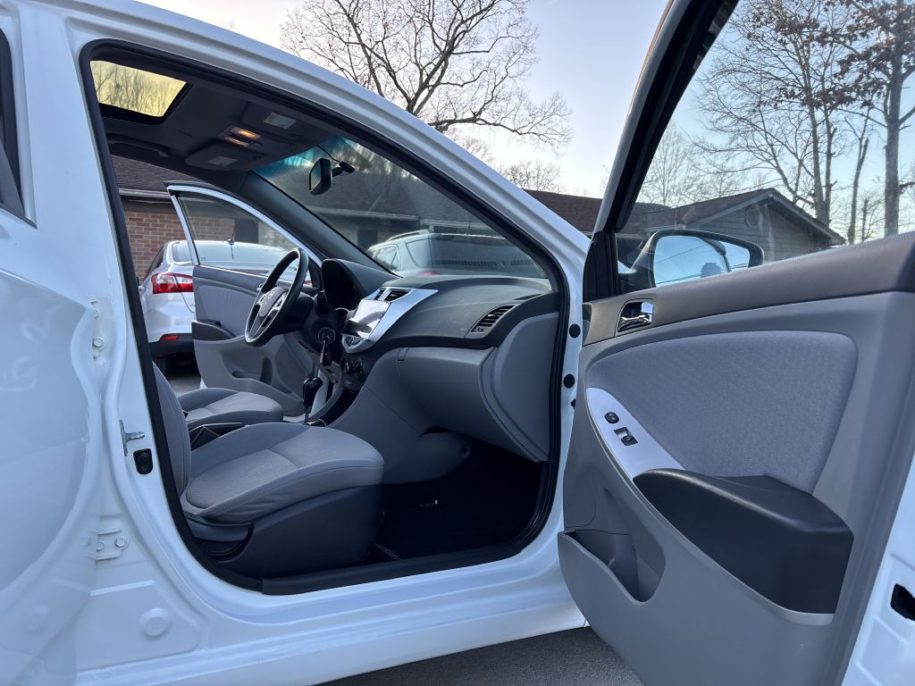 2013 Hyundai Accent Image 17