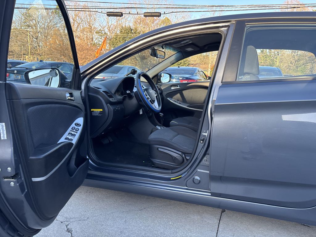 2012 Hyundai Accent Image 8