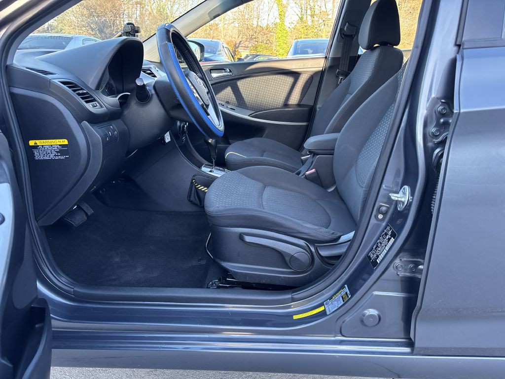 2012 Hyundai Accent Image 9