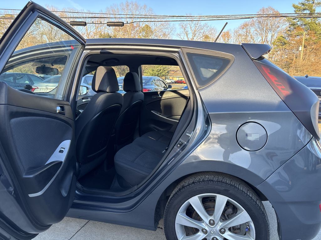 2012 Hyundai Accent Image 10