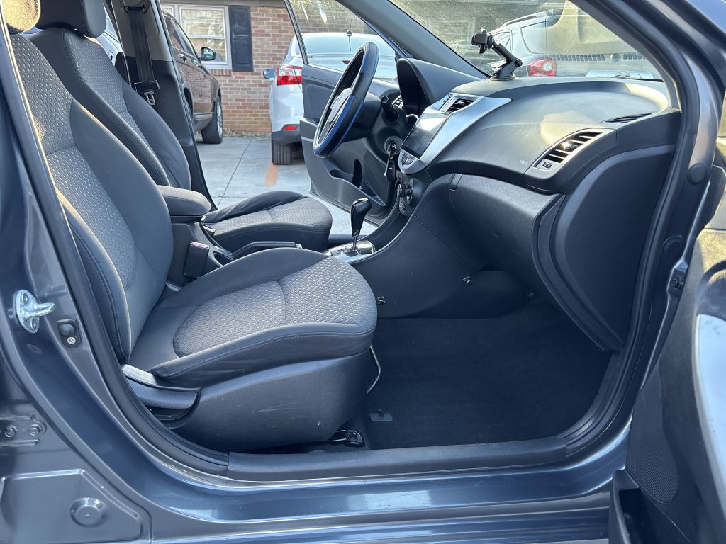 2012 Hyundai Accent Image 11