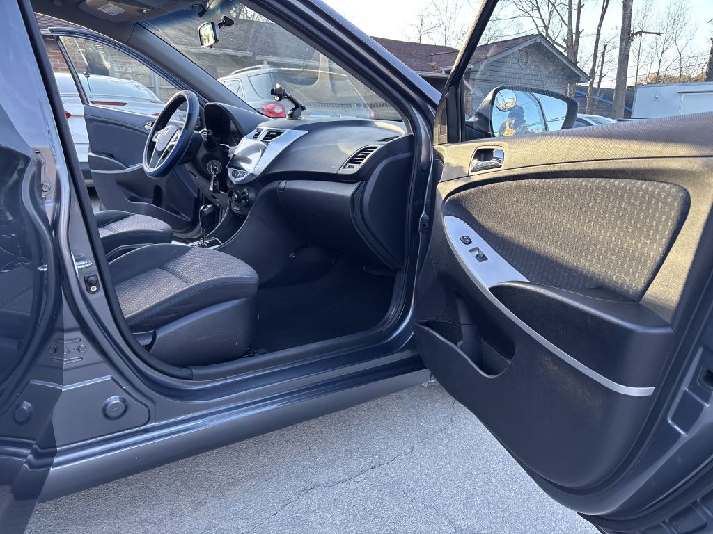 2012 Hyundai Accent Image 12