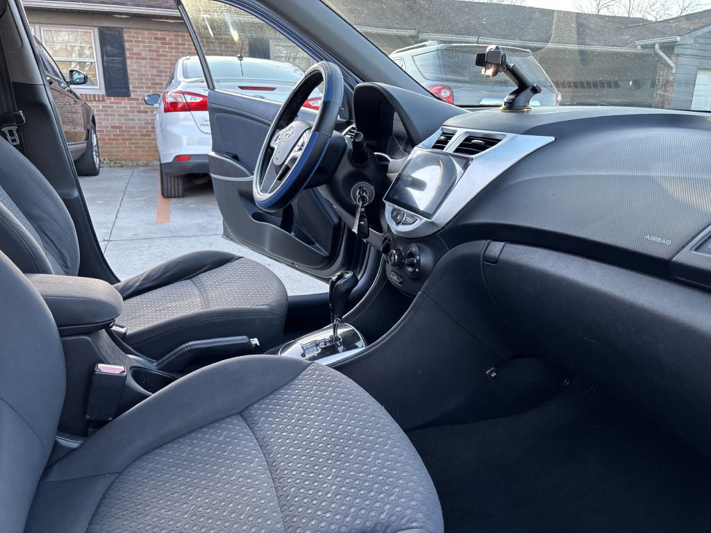 2012 Hyundai Accent Image 15