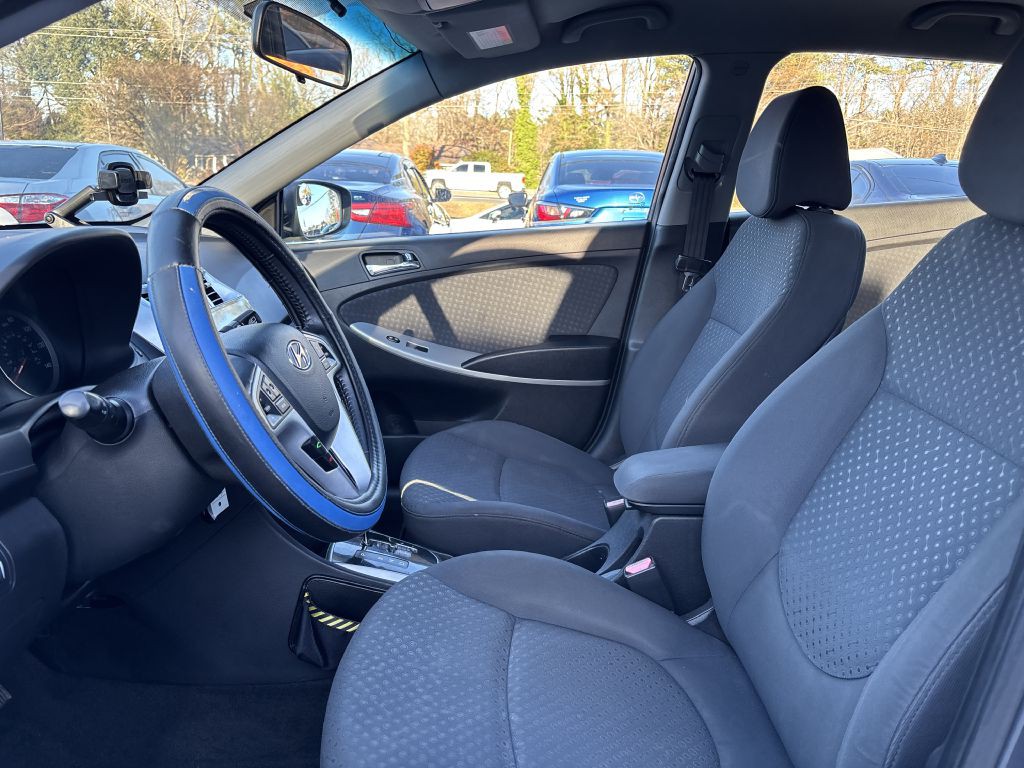 2012 Hyundai Accent Image 16