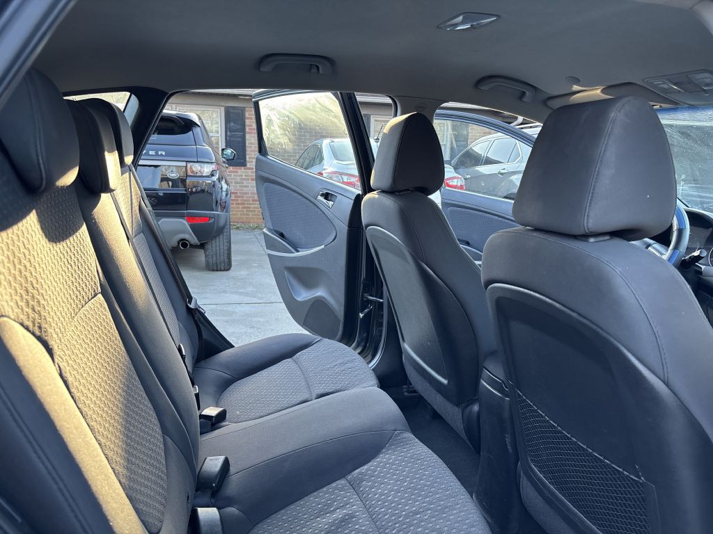 2012 Hyundai Accent Image 17