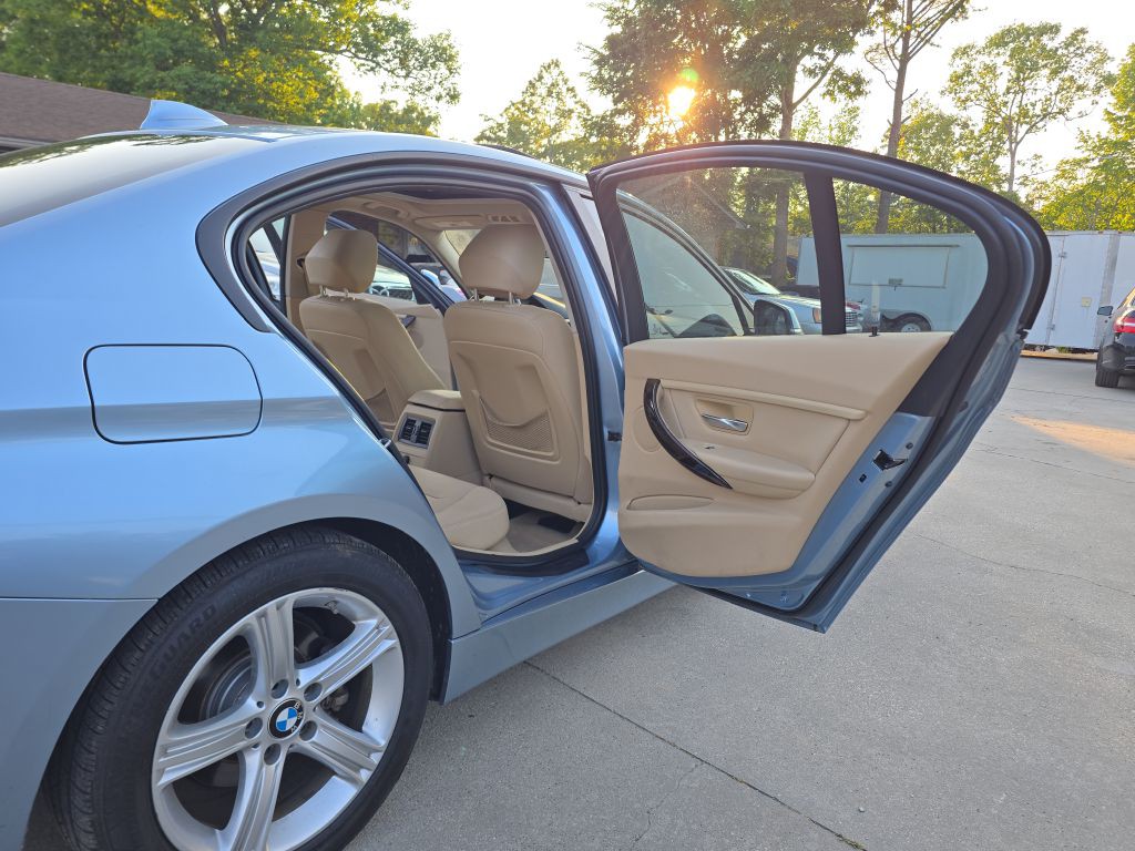 2013 BMW 3 Series Image 12