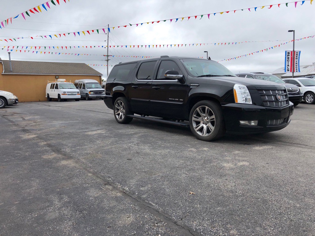 2013 Cadillac Escalade Image 2