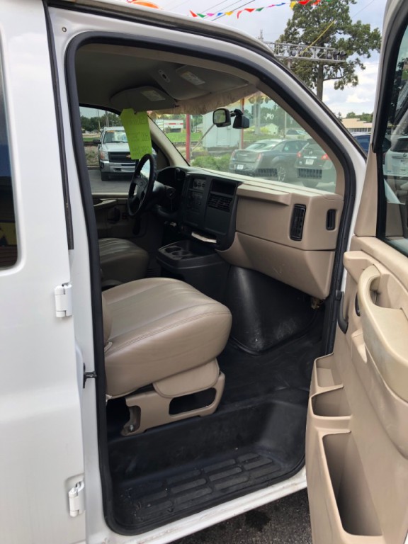 2003 Chevrolet Express Image 7
