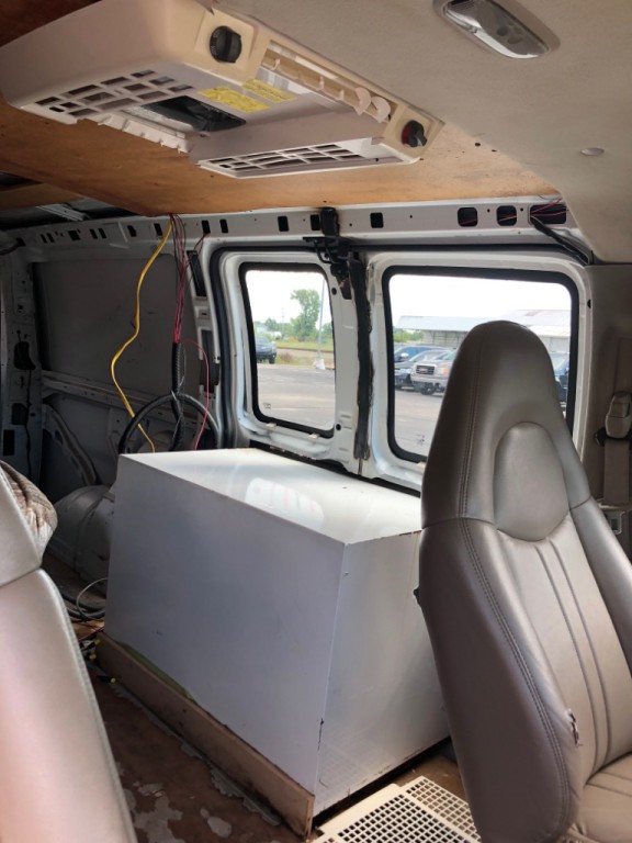 2003 Chevrolet Express Image 8