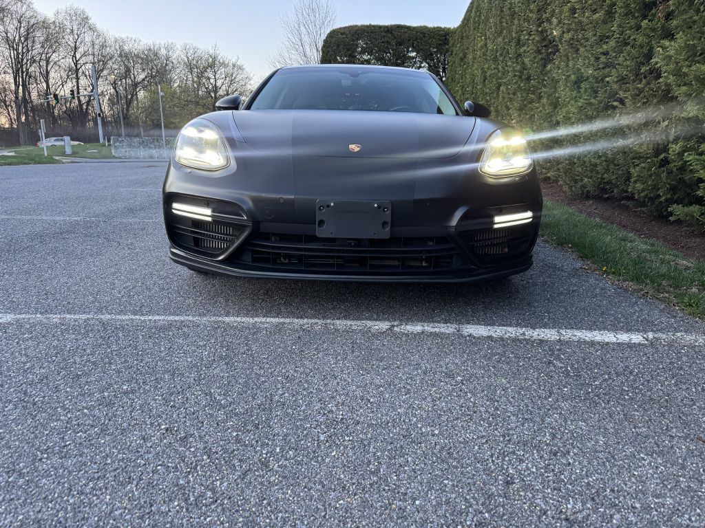 2018 Porsche Panamera Image 2