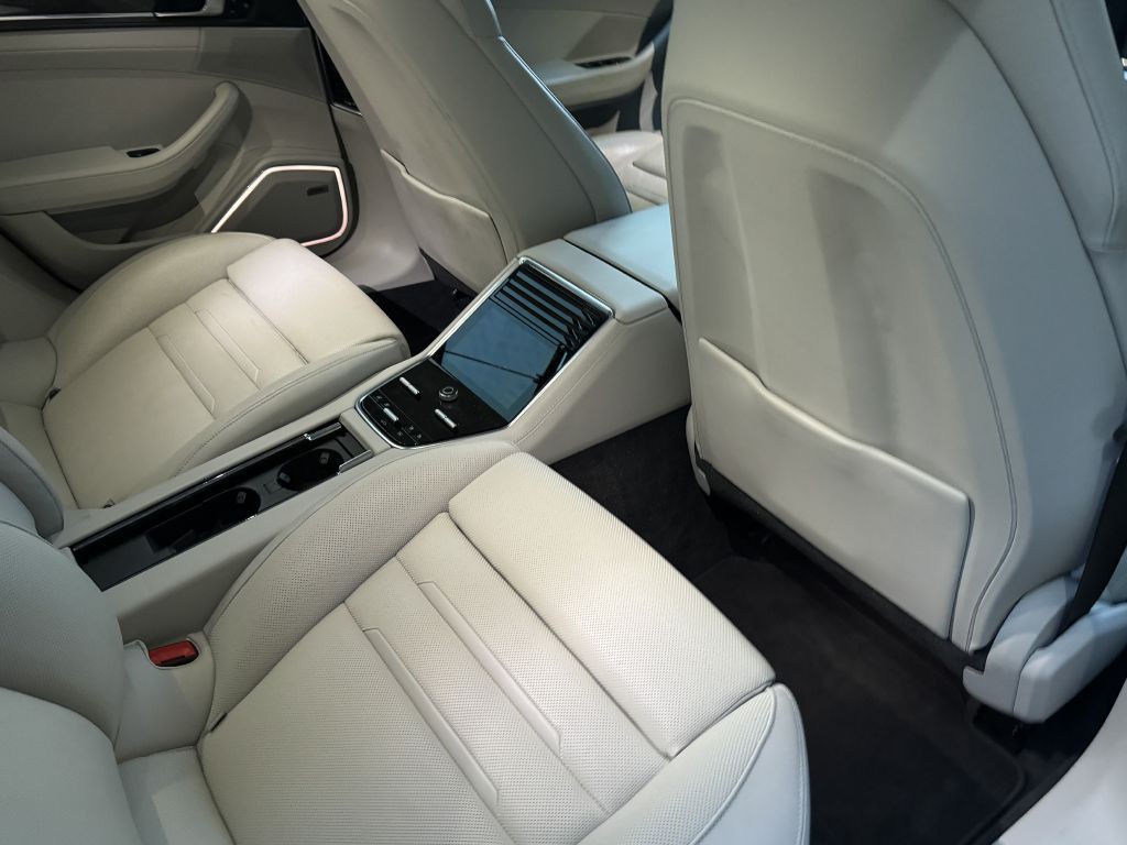 2018 Porsche Panamera Image 55