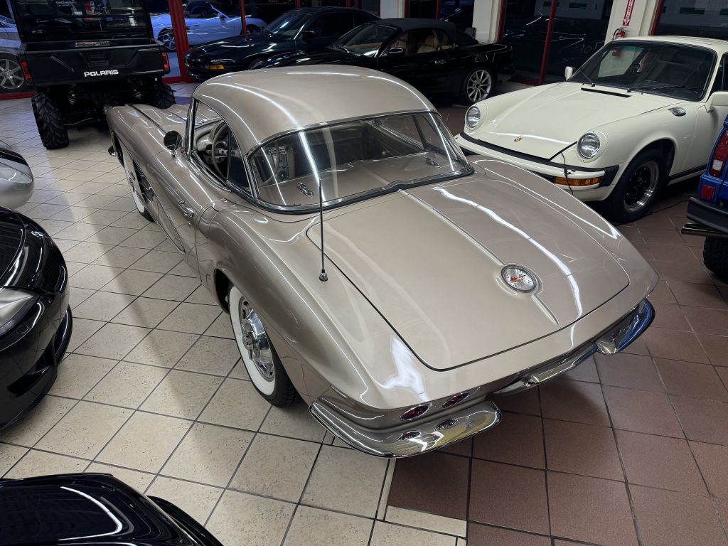 1961 Chevrolet Corvette Image 8