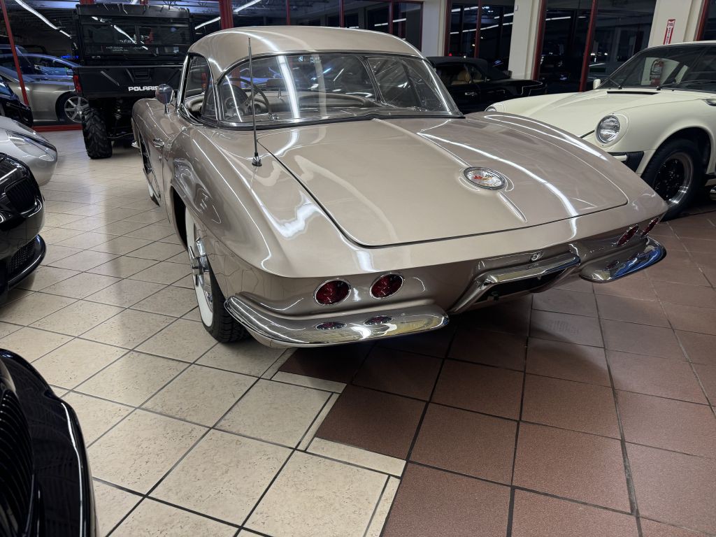 1961 Chevrolet Corvette Image 9