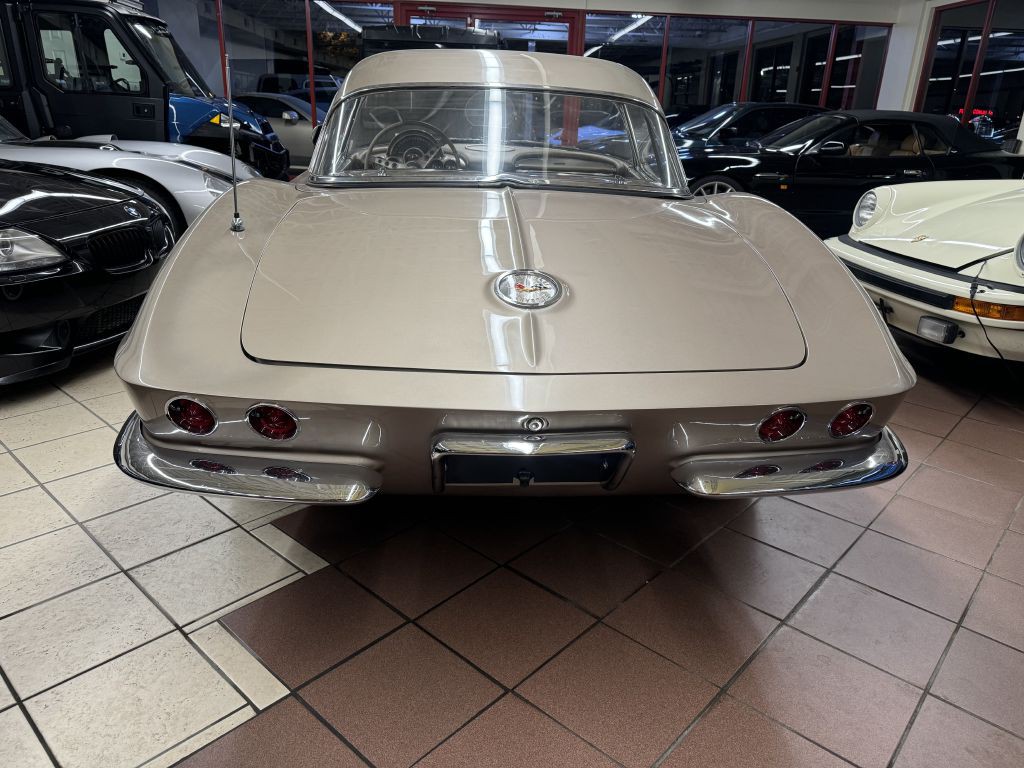1961 Chevrolet Corvette Image 10