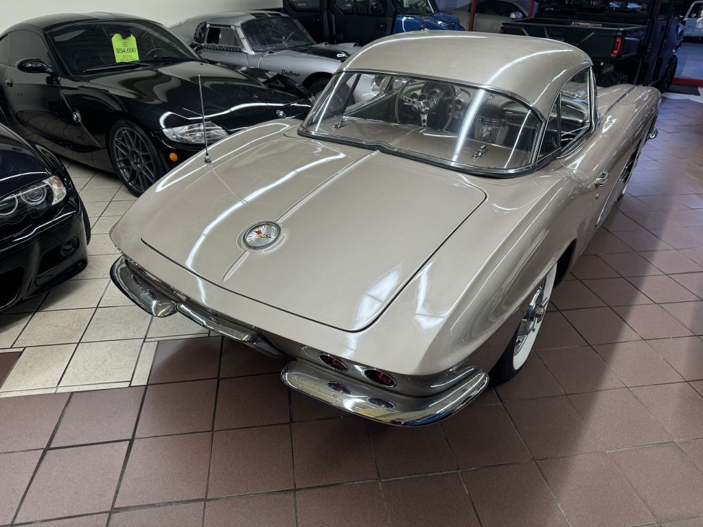 1961 Chevrolet Corvette Image 11