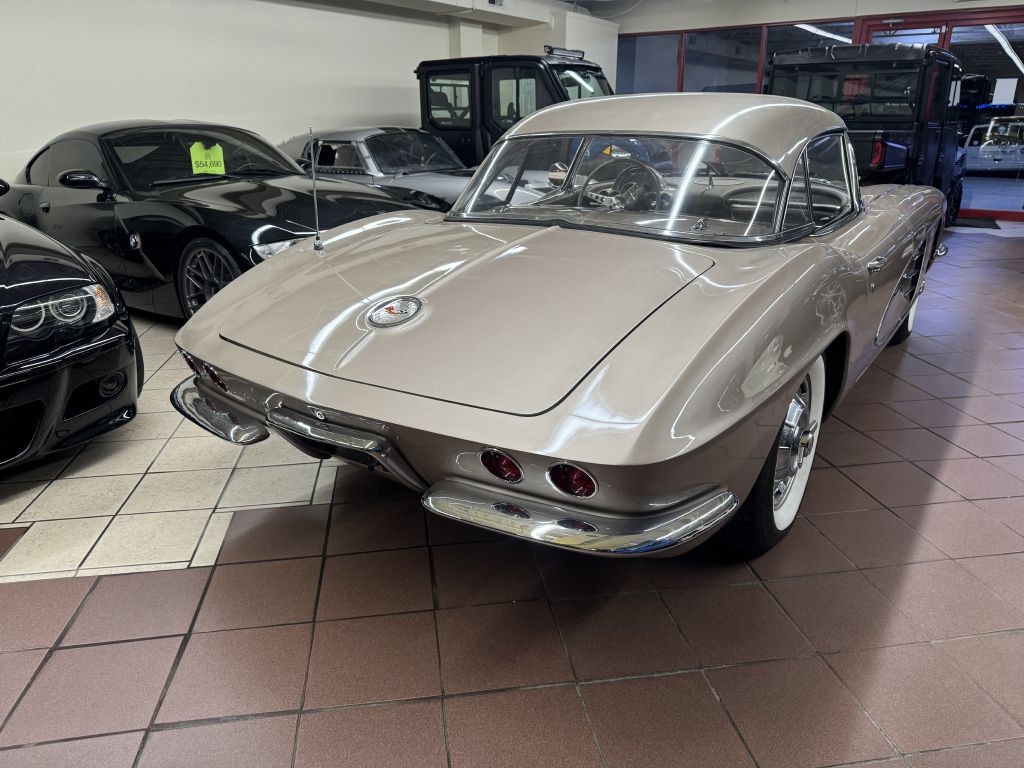 1961 Chevrolet Corvette Image 12