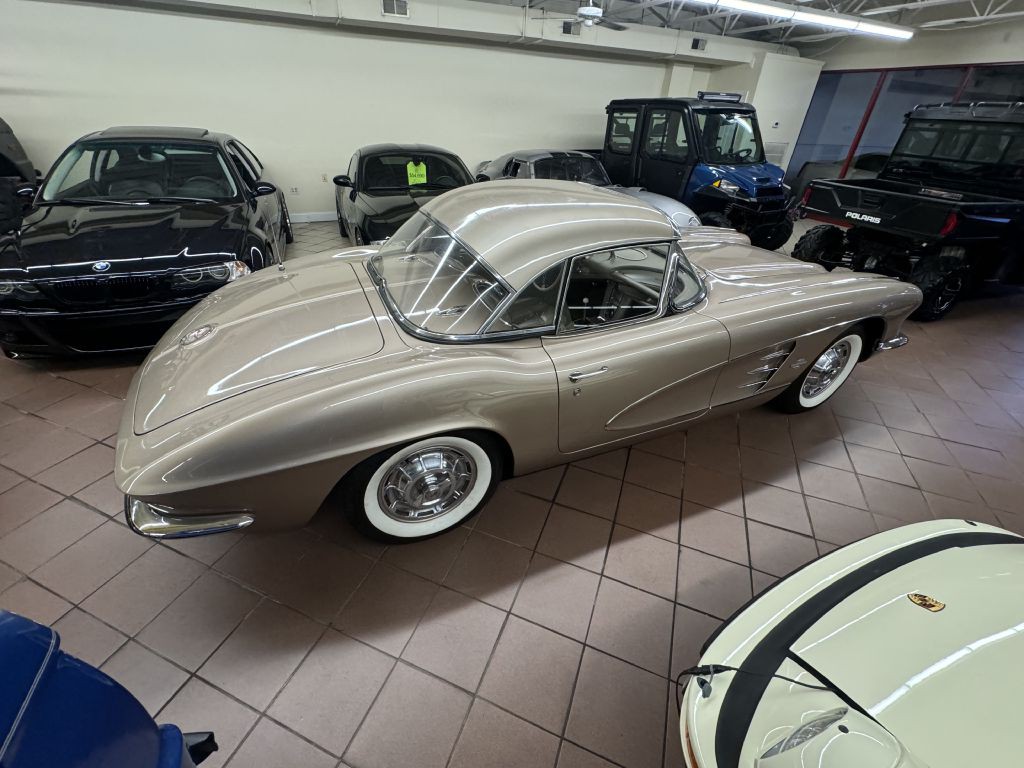 1961 Chevrolet Corvette Image 14