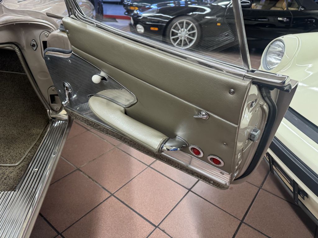 1961 Chevrolet Corvette Image 16