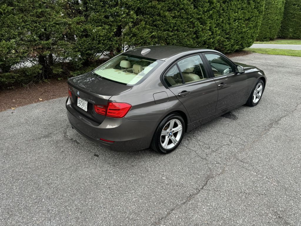 2013 BMW 3 Series Image 12