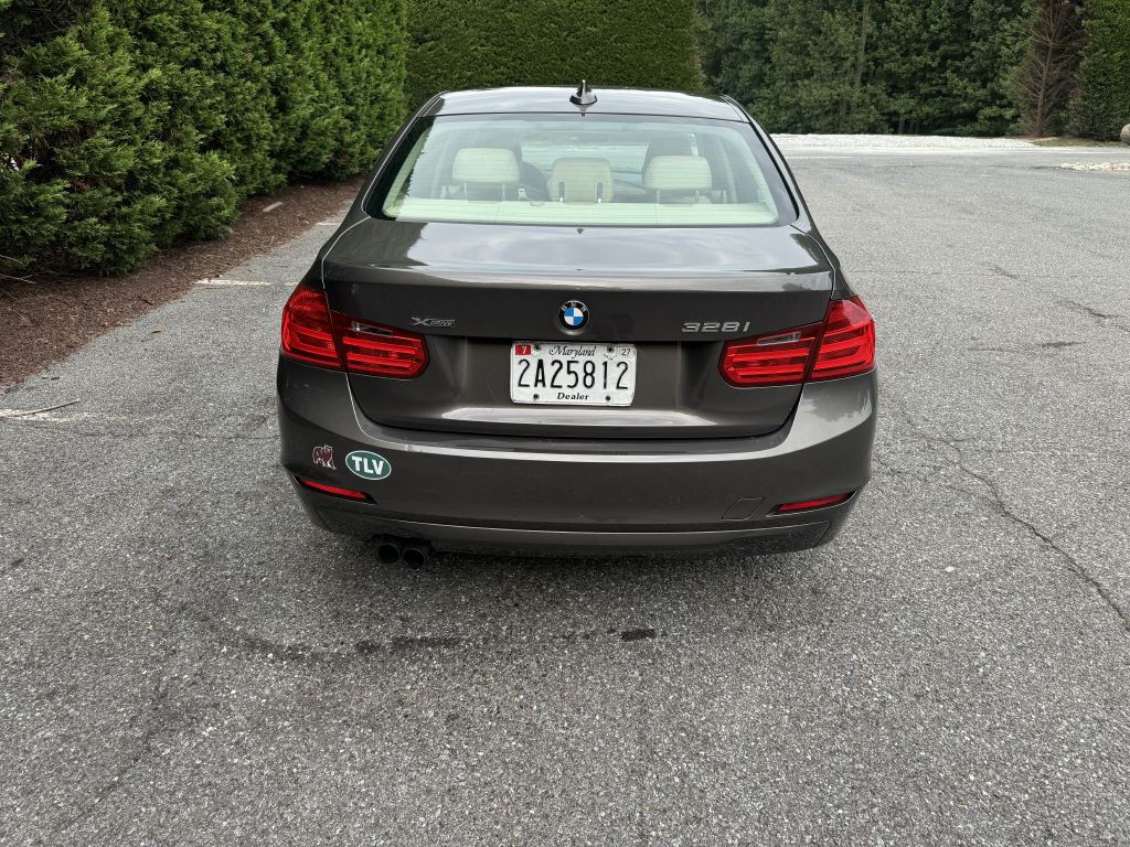 2013 BMW 3 Series Image 17