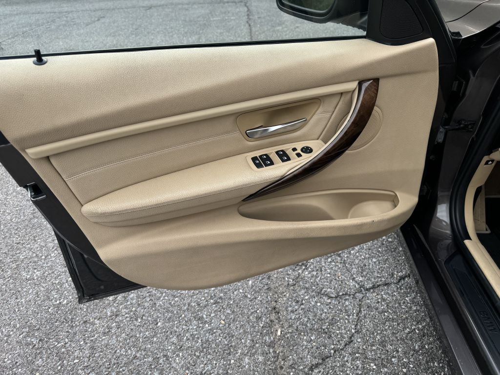 2013 BMW 3 Series Image 32