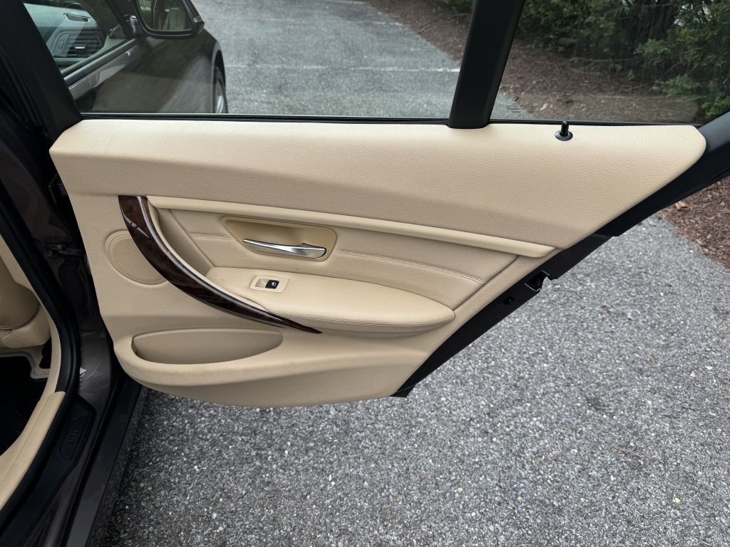 2013 BMW 3 Series Image 42
