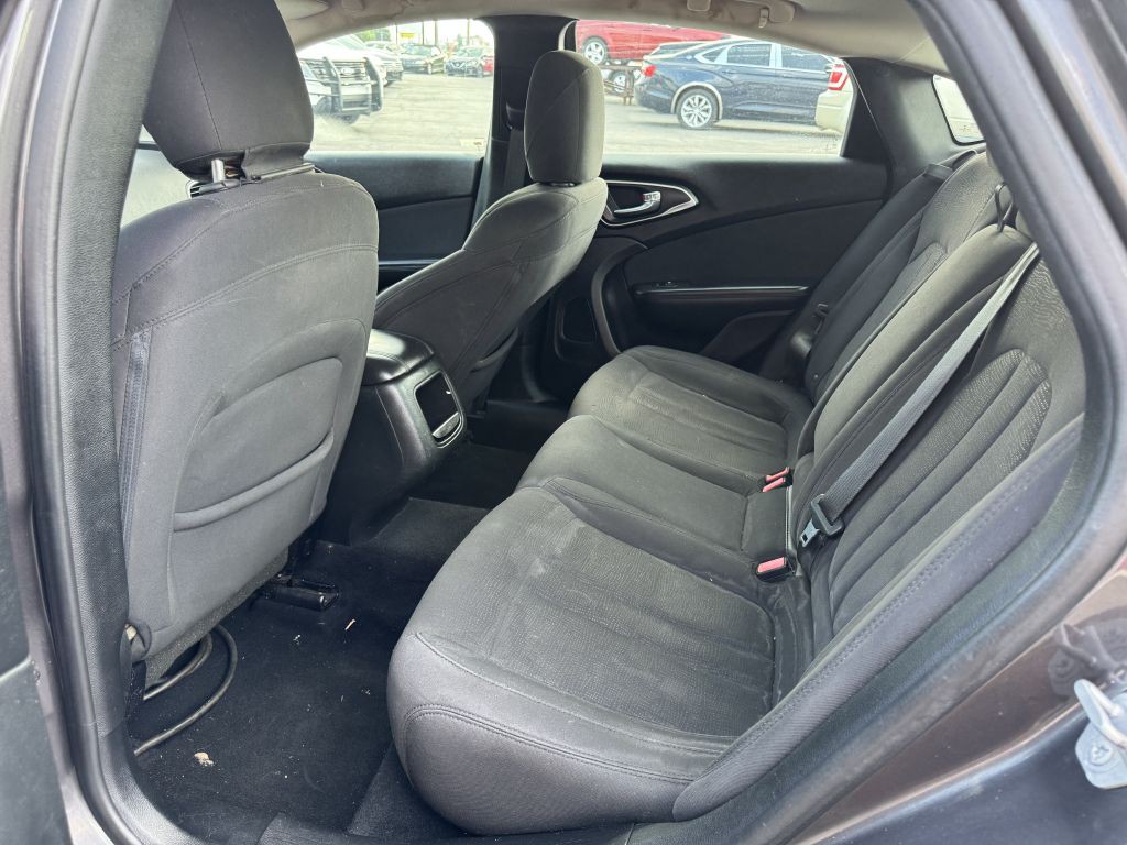 2015 Chrysler 200 Image 5