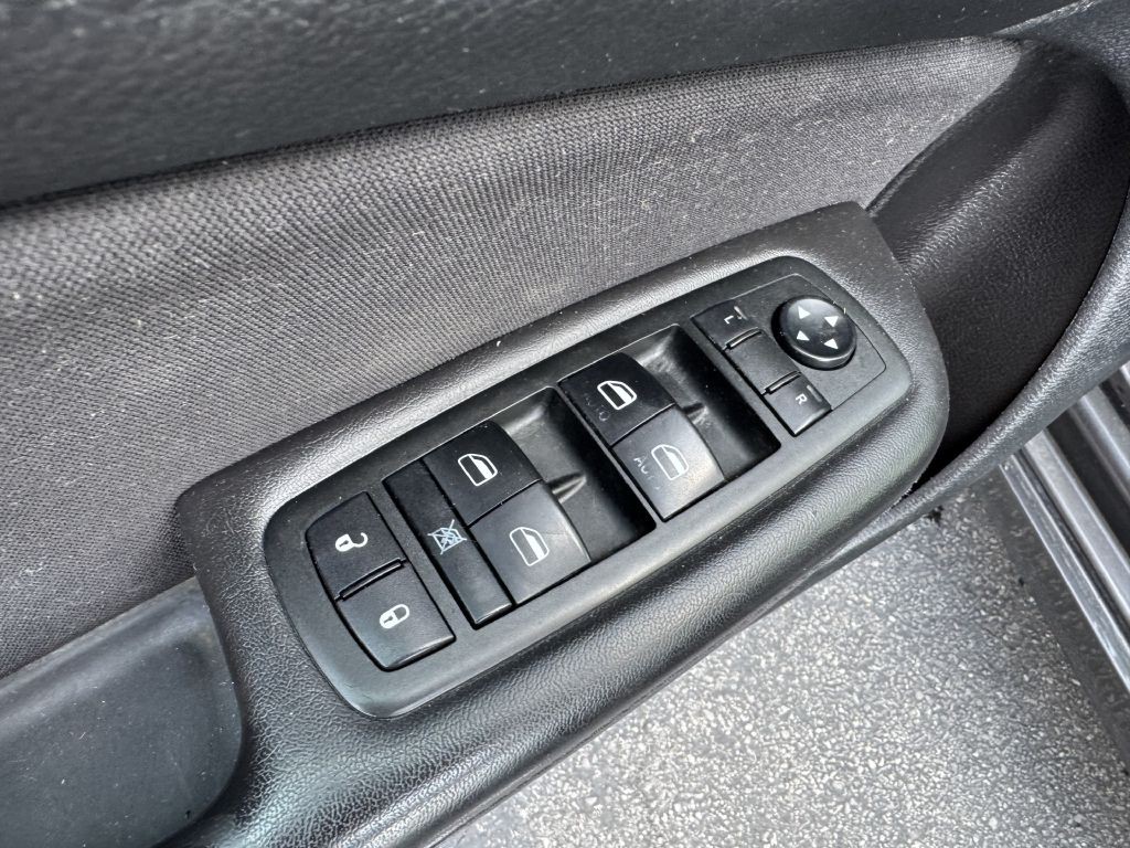 2015 Chrysler 200 Image 8