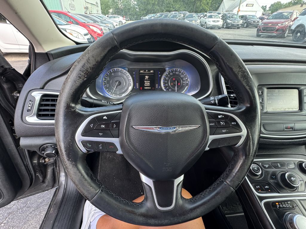 2015 Chrysler 200 Image 9