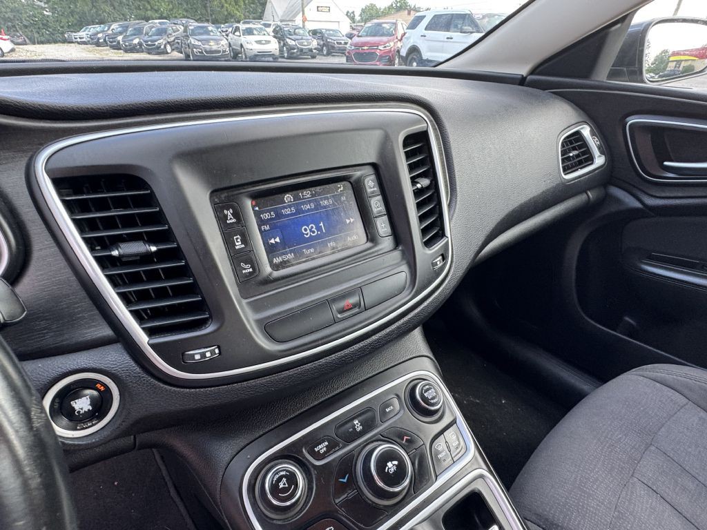 2015 Chrysler 200 Image 10