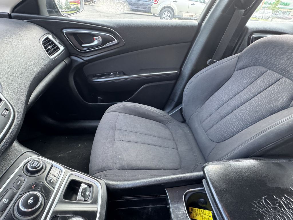 2015 Chrysler 200 Image 11