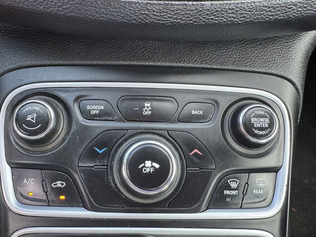 2015 Chrysler 200 Image 17
