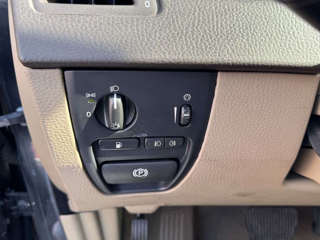 2011 Volvo XC90 Image 17