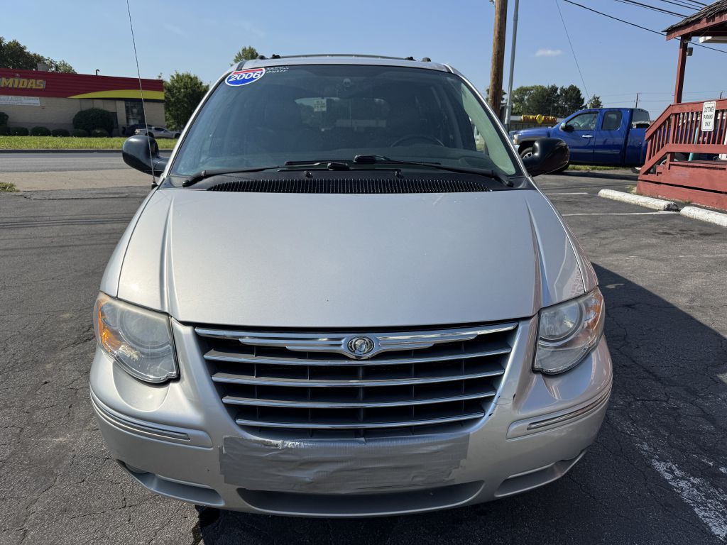 2006 Chrysler Town & Country Image 2
