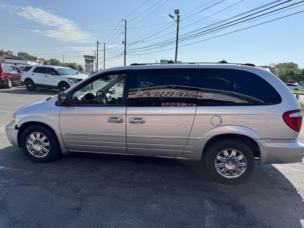2006 Chrysler Town & Country Image 3