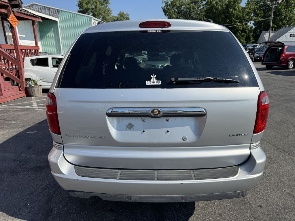 2006 Chrysler Town & Country Image 4