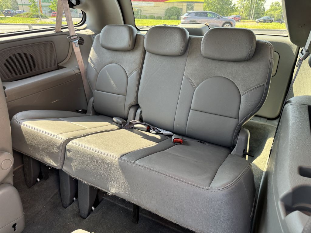 2006 Chrysler Town & Country Image 6