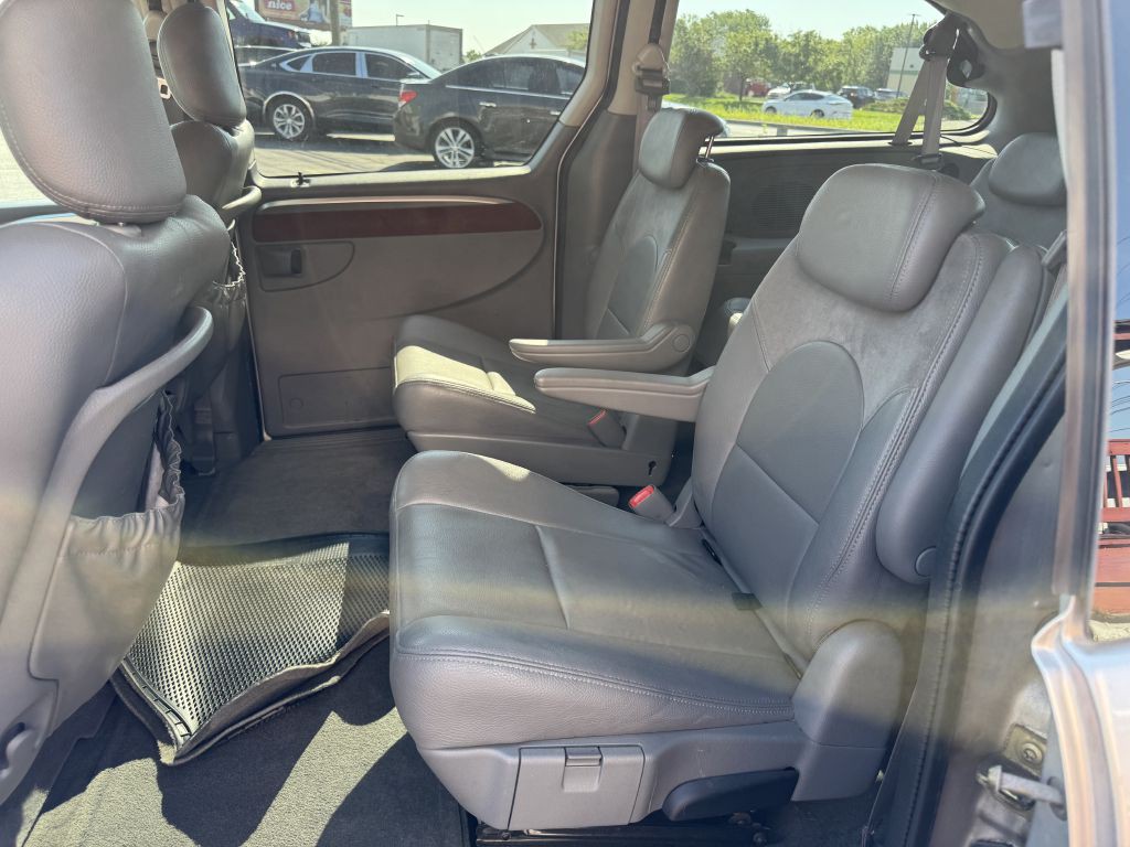 2006 Chrysler Town & Country Image 7